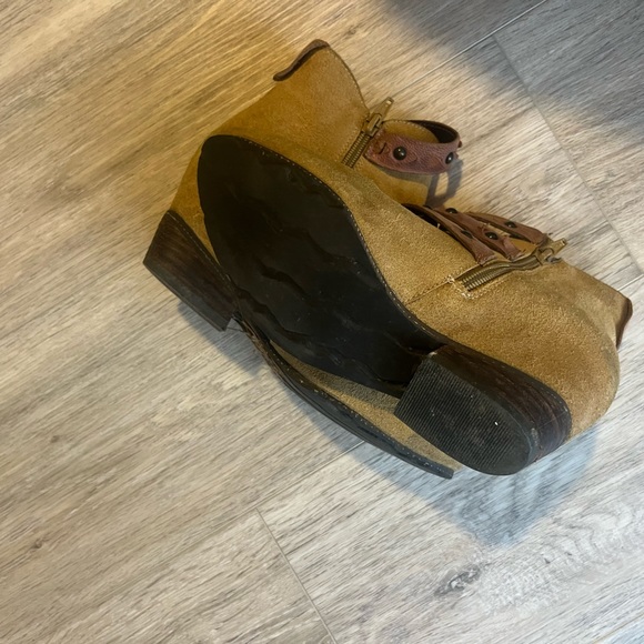 OTBT ankle boots. - Picture 3 of 3